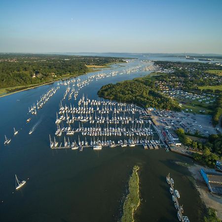 Mercury Yacht Harbour And Holiday Park Bursledon Esterno foto